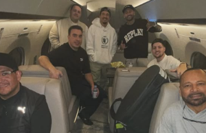 Neymar compartilha foto em avião rumo ao Santos